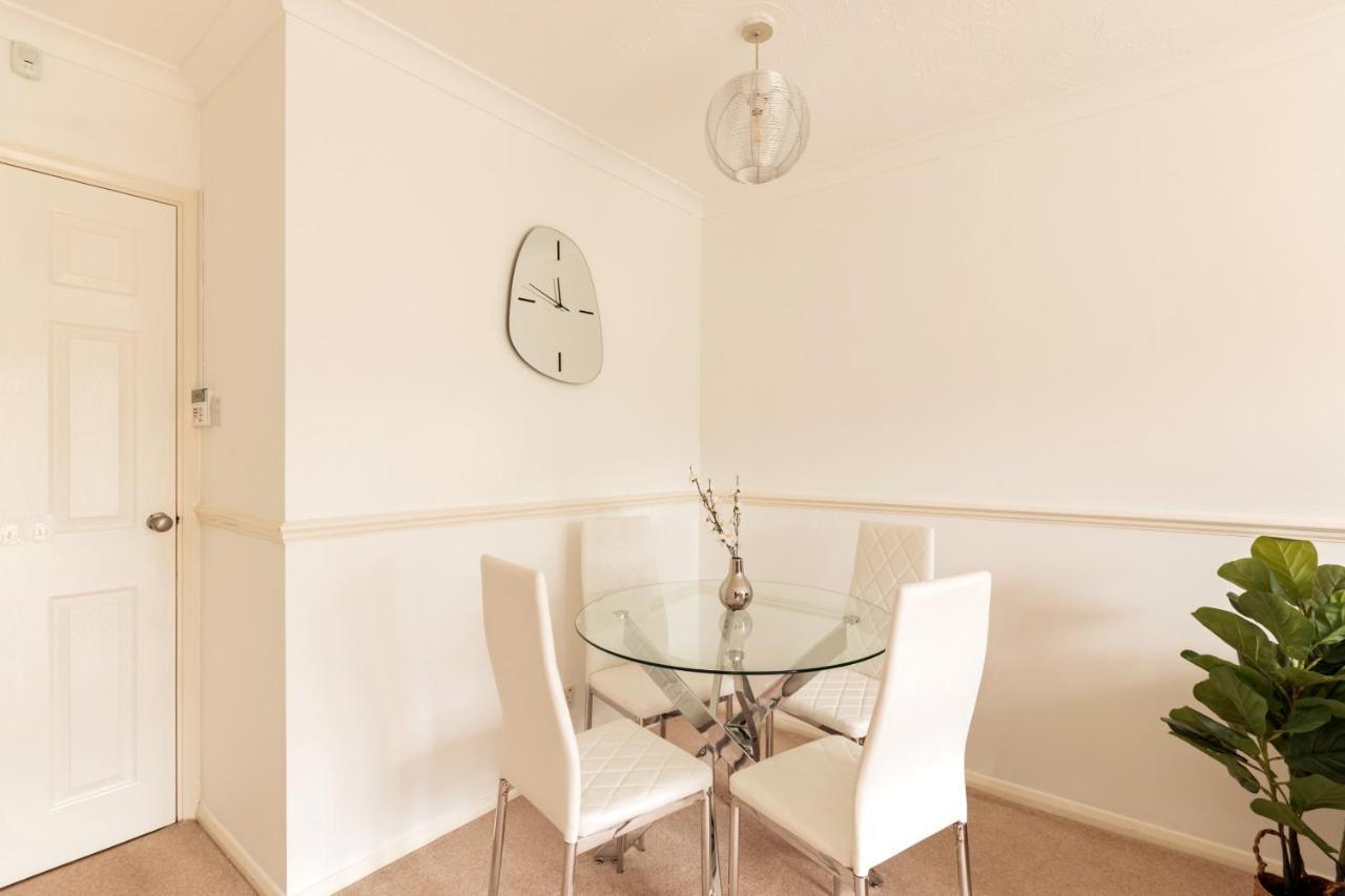 Surrey Stays - 2 Bedroom House, Rh1, Contractors Welcome, Sleeps 5 Max, 2 Parking Spaces, Near Town Centre, Train Station And Gatwick Airport Redhill  Exterior foto