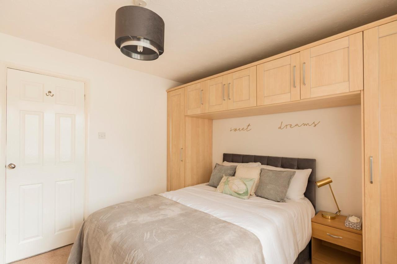 Surrey Stays - 2 Bedroom House, Rh1, Contractors Welcome, Sleeps 5 Max, 2 Parking Spaces, Near Town Centre, Train Station And Gatwick Airport Redhill  Exterior foto