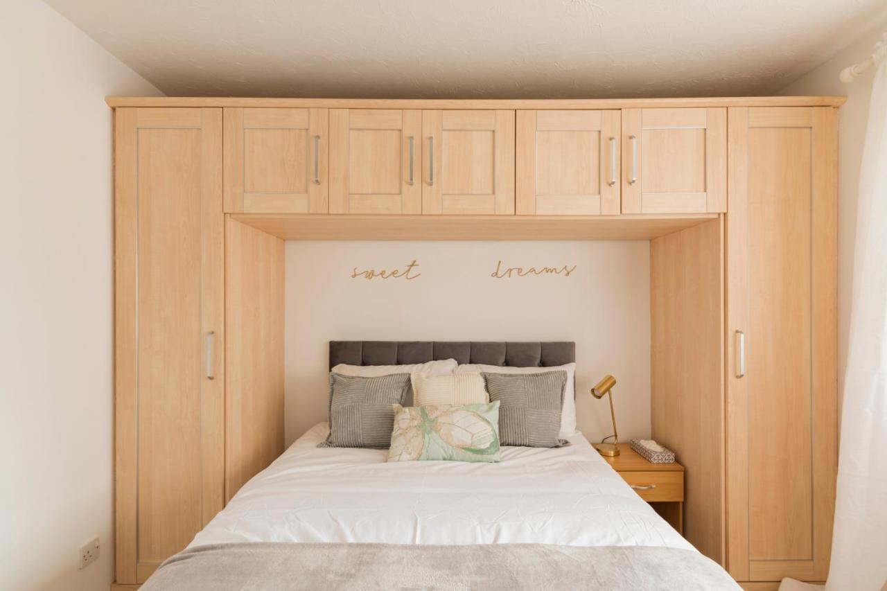 Surrey Stays - 2 Bedroom House, Rh1, Contractors Welcome, Sleeps 5 Max, 2 Parking Spaces, Near Town Centre, Train Station And Gatwick Airport Redhill  Exterior foto
