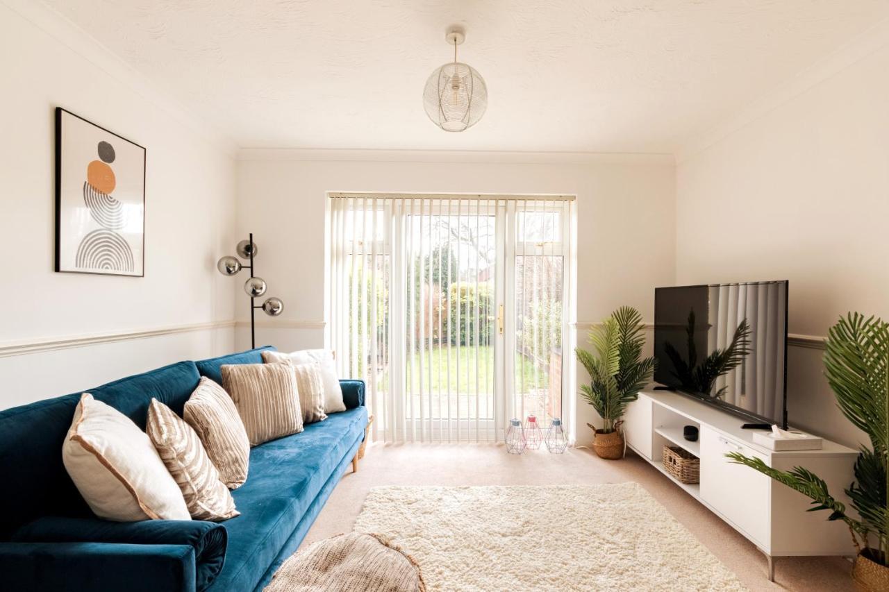 Surrey Stays - 2 Bedroom House, Rh1, Contractors Welcome, Sleeps 5 Max, 2 Parking Spaces, Near Town Centre, Train Station And Gatwick Airport Redhill  Exterior foto